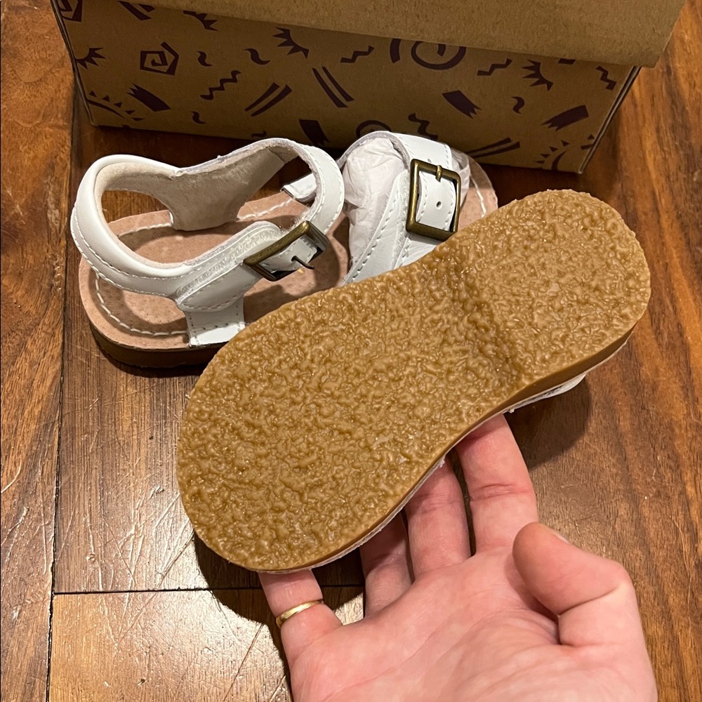 L'Amour Kids White Leather Sandals - Picture 2 of 3